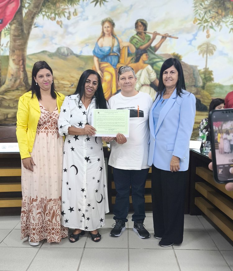 Vereadora Soninha entrega Moção de Aplausos ao senhor Anésio de Salles