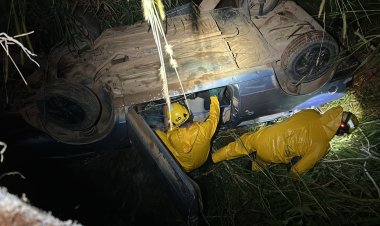 Veículo bate em barreira de proteção e cai em córrego na Barrinha