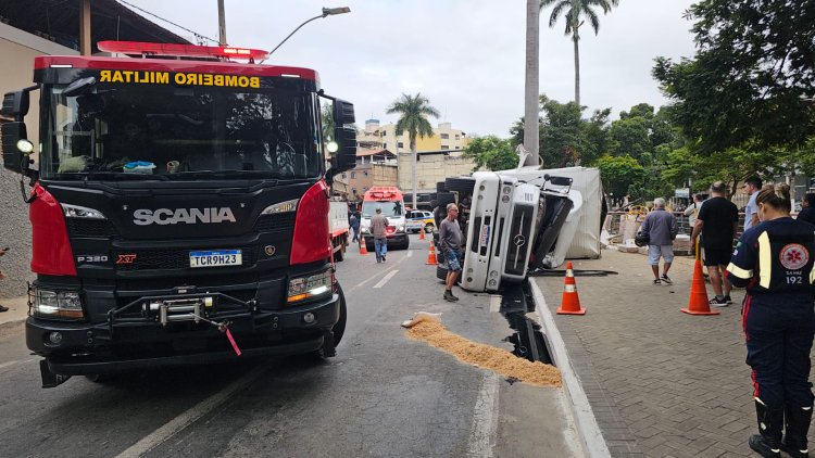 Carreta Tomba na Avenida Beira Rio em Ubá e Mobiliza Equipes de Resgate