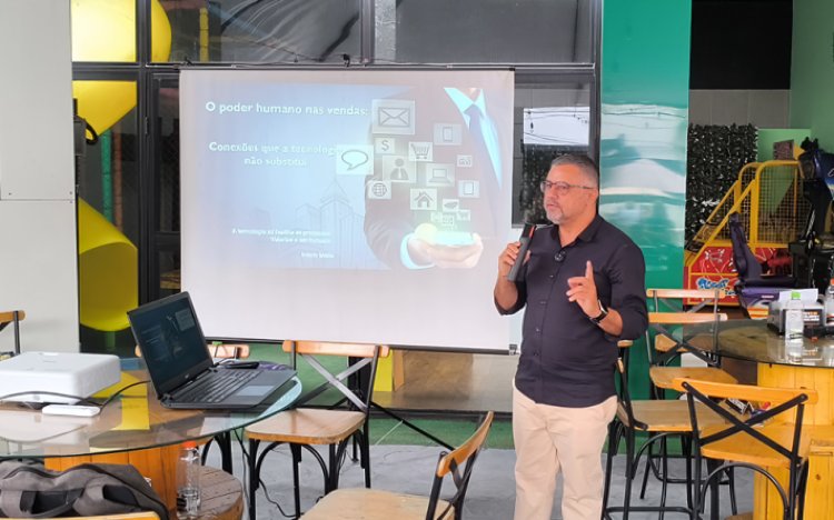 Palestra sobre o Poder Humano nas Vendas marca Almoço Empresarial da ACIUBÁ