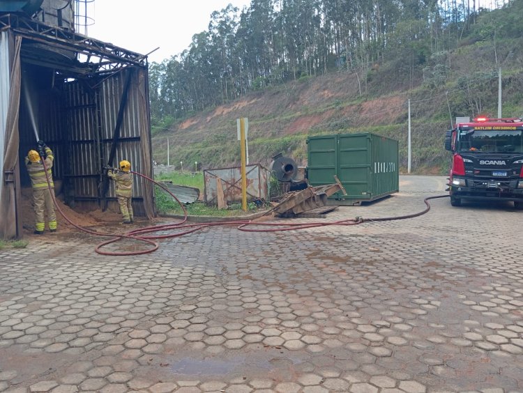Bombeiros: Incêndio em silo de armazenagem em indústria de móveis em Ubá
