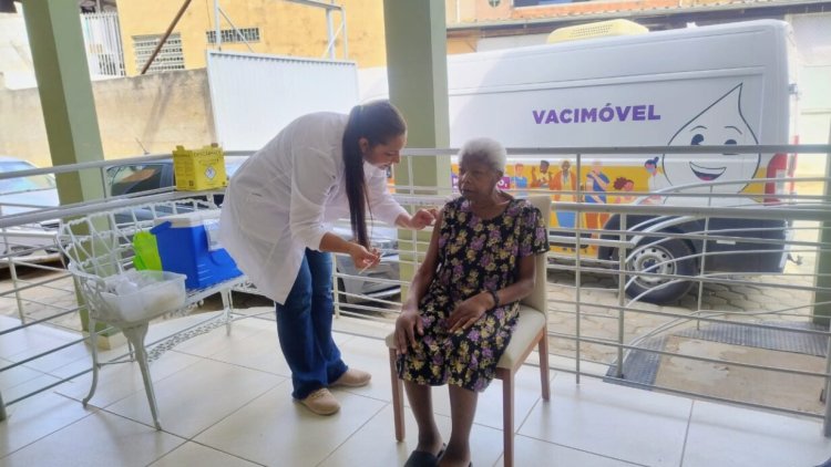 Idosas do Lar João de Freitas recebem as primeiras doses da vacina contra a gripe em Ubá