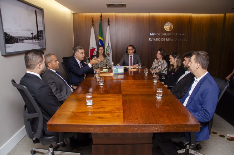 MPMG firma acordo para viabilizar crédito sem juros a comerciantes atingidos pelas enchentes em Ubá